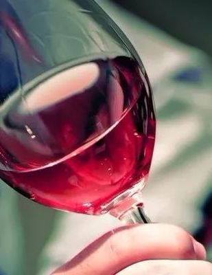 年轻干红葡萄酒的醒酒时间(1-2 小时)常识