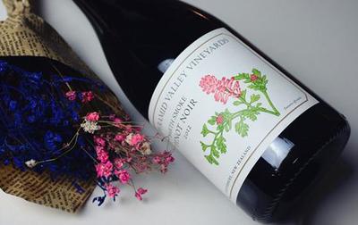 黑皮诺（Pinot Noir）干红葡萄酒品酒常识（草莓 / 樱桃 / 单宁轻 / 高酸 / 花香）