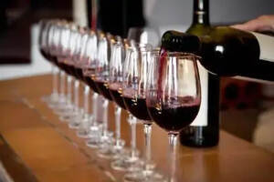 葡萄酒开瓶与倒酒技巧:提升消费过程中的仪式感