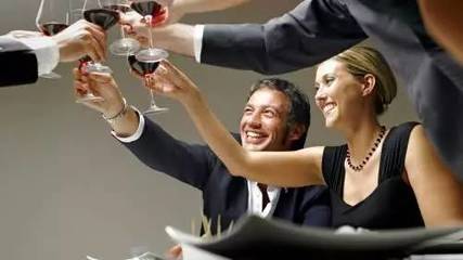 倒酒时避免酒液溢出的礼仪常识