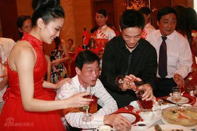 婚宴敬酒的顺序(新人先敬长辈,再敬宾客)常识