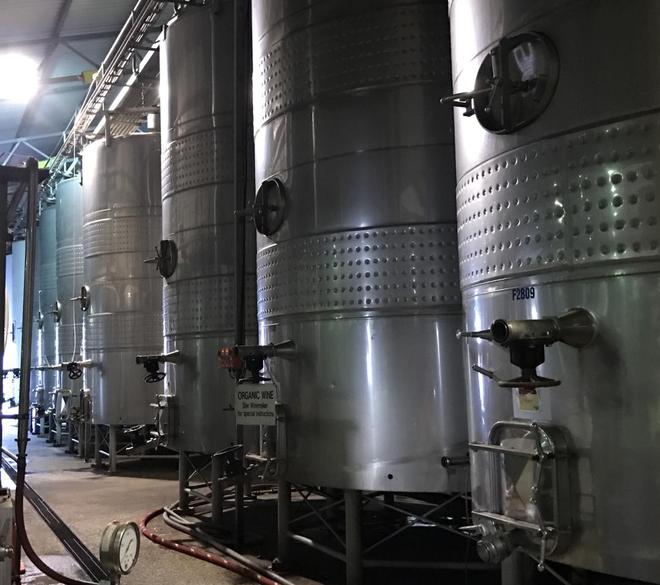 发酵设备（不锈钢罐 / 水泥罐 / 橡木桶）材质对酒质影响工艺